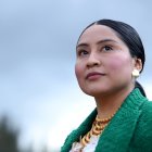 Una abogada que viste sus raíces