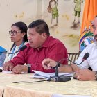 Sesión. Autoridades se reunieron cuando bajó la intensidad de la lluvia.