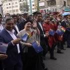 (i-d) El ministro de Defensa, Edmundo Novillo, el canciller Rogelio Mayta, la ministra de la Presidencia, María Nela Prada, el presidente de la Cámara de Senadores, Andrónico Rodríguez, el presidente en ejercicio de Bolivia, David Choquehuanca, y altos mandos militares caminan durante los actos de traslado de los restos del prócer Eduardo Abaroa en la víspera del Día del Mar hoy, en La Paz (Bolivia).