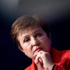 Ejeutiva.- La directora del Fondo Monetario Internacional, Kristalina Georgieva listens during an event at the World Bank February 10, 2020, in Washington, DC. IMF chief Kristalina Georgieva said on October 15, 2020 she is confident the United States will soon reach an agreement to provide another cash infusion to the ailing economy. "Let"s see how quickly it would be deployed, but I have no doubt it will be deployed, because it is necessary before the end of the year," Georgieva said during a debate on the global economy. / AFP / Brendan Smialowski FILES-IMF-ECONOMY-RECESSION-HEALTH-VIRUS