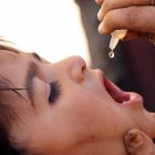 Un niño recibe una vacuna contra la poliomielitis, en una fotografía de archivo.