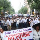Marcha. Cientos de conductores y dueños de cooperativas salieron a protestar desde las 09:30, para que la tarifa de bus actual suba 10 centavos más.