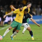 Sydney. Aziz Behich (Australia) y Alexander Alvarado (Ecuador).