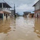 El río Santa Ros se salió de su cause inundando más de 15 barrios. Las familias tratan de rescatar los enseres.