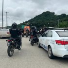 El individuo trató de escapar, se bajó del auto y salió corriendo, cayó en la calle de al frente