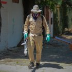 Fotografía de archivo, tomada el pasado 8 de febrero, en la que se registró a un brigadista del Servicio Nacional de Erradicación del Paludismo (Senepa), durante una jornada de limpieza y fumigación contra el chikunguña, en Asunción (Paraguay).