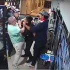 El ataque al guardia de seguridad quedó grabado en el sistema de vigilancia de la recepción del edificio