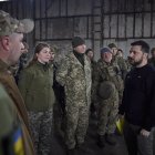 Elpresidnete de Ucrania Vladímir Zelenski dialoga con varios de sus soldados