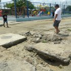 Entorno. Este es el paisaje en la entrada del barrio Altamira. Tierra, huecos, desniveles, parques sin sombra.