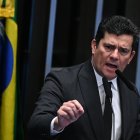 El senador de Brasil, Sergio Moro, habla en el pleno del Senado Federal, hoy en Brasilia (Brasil). La Policía Federal desmanteló este miércoles una organización criminal que planeaba una serie de ataques y homicidios que ocurrirían de forma simultánea en cinco estados de Brasil contra altos funcionarios y políticos, entre otras autoridades, informaron fuentes oficiales. Entre quienes serían objeto de los ataques estaba el exjuez Sergio Moro, conocido internacionalmente por condenar y encarcelar al actual presidente brasileño, Luiz Inácio Lula da Silva, y quien fuera ministro de Justicia en el Gobierno del ultraderechista Jair Bolsonaro. EFE/André Borges