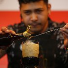 Un barista prepara una bebida durante la quinta edición del Tequila Mixology Contest