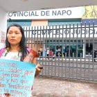 Una de las activistas que se concentraron fuera del complejo.