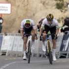 Primoz Roglic (d) superó en el ascenso final a Remco Evenepoel (i).