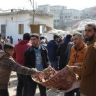 Personas recogen donaciones para reconstruir la mezquita de Maland que cayó en el terremoto de Maland