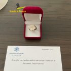 El italiano vendía  objetos falsificados que aseguraba pertenecían a personalidades como el papa Francisco o la fallecida reina Isabel II.