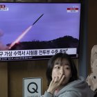 Imagen de televisión del lanzamiento de misiles de crucero norcoreanos el 22 de marzo.