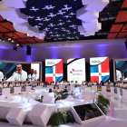 El presidente de la República Dominicana, Luis Abinader (en pantallas), habla durante la sesión plenaria de la XXVIII Cumbre Iberoamericana de Jefes de Estado y de Gobierno.