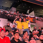 Ecuatorianos saludan emocionados desde los graderíos, con el grito de "arrecho, Ecuador".