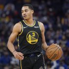 Jordan Poole, base de los Warriors de Golden State, conduce el balón en el encuentro del domingo 23 de enero de 2022, ante el Jazz de Utah (AP Foto/Jeff Chiu)