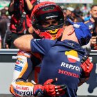 Marc Márquez fue felicitado por su equipo tras su gran registro en la pista.