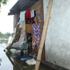 Escenario.  Nellys Ortiz decidió quedarse en su casa. No quiere dejar el sitio y se aferra a poder apuntalar la vivienda cuando las condiciones económicas lo permitan.