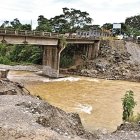 El camino sinuoso a Machala. La ruta hacia la Capital Bananera del Mundo cuenta con varios puentes bailey, algunos con más de 30 años de construidos, y varios tramos a dos carriles. 3. La intermitencia hacia Cuenca. Además de los constantes derrumbes en Molleturo, algunos tramos han colapsado por las intensas lluvias.