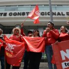 Pedido. Integrantes de la UNE marcharon ayer a la Corte Constitucional para pedir luz verde al juicio político.