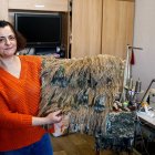 Creatividad. La modista Valentina Todosienko muestra parte de su trabajo para los trajes de camuflaje.