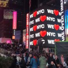 Registro este sábado, 25 de marzo, del nuevo logo "We Love NYC", en una de las pantallas del icónico sector de Times Square, en Nueva York (NY, EE.UU).