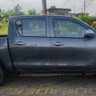 Una de las camionetas Toyota Hilux recuperada tras el robo del 25 de marzo pasado.