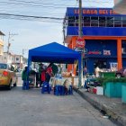 El comercio informal se toma la calle Colón con baldes, carpas y mesas.