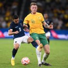Sydney (Australia), 24/03/2023.- Alexander Alvarado (L) of Ecuador and Harry Souttar of Australia contest the ball during the soccer friendly match between Australia and Ecuador in Sydney, Australia 24 March 2023. (Futbol, Amistoso) EFE/EPA/STEVEN MARKHAM AUSTRALIA AND NEW ZEALAND OUT