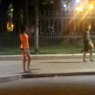 Sueño. A peatones les da curiosidad cómo una adolescente tambalea. Sus ojos están cerrados, como si estuviera dormida.