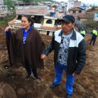 Pobladores observan los daños causados por un deslizamiento de tierra hoy, en Alausí (Ecuador). Un gran deslizamiento de tierra sepultó la noche de este domingo un barrio de la ciudad de Alausí, en la provincia de Chimborazo, en el centro andino de Ecuador, donde aún se mantiene una operación de rescate de víctimas.