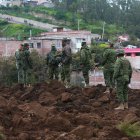 Soldados prestan guardia en la zona donde se presentó un deslizamiento de tierra hoy, en Alausí (Ecuador).