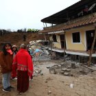 Pobladores observan los daños causados por un deslizamiento de tierra hoy, en Alausí (Ecuador).