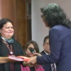 Teresa Nuques (d) recibiendo la solicitud de la Asamblea Nacional.