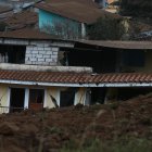Vista hoy de los daños causados por un deslizamiento de tierra en un hogar en Alausí (Ecuador).