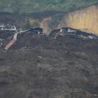 Familiares se lamentan hoy en la zona donde se presentó un deslizamiento de tierra, en Alausí (Ecuador).