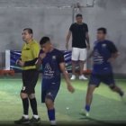 Byron Moreno (i) segundos antes de ser agredido por la espalda, por un jugador amateur.