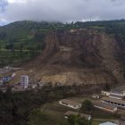 Una vista general de la destrucción causada por un deslizamiento de tierra, en Alausí, el gobierno de Ecuador informó que los fallecidos pasaron de 16 a siete.