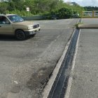 Efectos. En la oreja vial del tramo de Progreso, que conduce hacia el cantón Playas, los conductores ejecutan ‘malabares’ para esquivar los huecos.
==