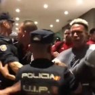 Pedro Gallese (d) durante los enfrentamientos con miembros de la Policía de España.