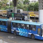 Troncales. El sistema cuenta con tres troncales y una cuarta que, pese a que están construidas las estaciones, semáforos y terminal, aún no funciona. Usuarios denuncian que hay unidades que demoran en llegar a las paradas y que no están en buenas condiciones. 2. Situación. Una estación de la troncal Metro Bastión ‘guarda’ estructuras en su interior. 
====