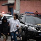 Familiares acompañan la salida de un estudiante del colegio público donde se ha presentado un ataque con arma punzante en São Paulo (Brasil).