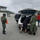 Operativo. Miembro de las Fuerzas Armadas ejecuta inspección.