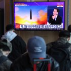 Una televisión en la estación de Seúl muestra imágenes del lanzamiento este lunes de dos misiles balísticos de corto alcance por parte de Corea del Norte hacia el Mar de Japón (llamado mar del Este en las dos Coreas). EFE/EPA/YONHAP SOUTH KOREA OUT