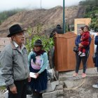 Desolación. Habitantes de Casual, Alausí, trasladan sus bienes a sitios más seguros, tras el deslizamiento.