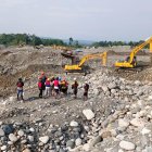 Hecho. Se observa el trabajo de maquinaria pesada cerca de la orilla.