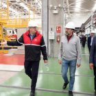 Recorrido. Los alcaldes, entrante y saliente, caminan por las estaciones.